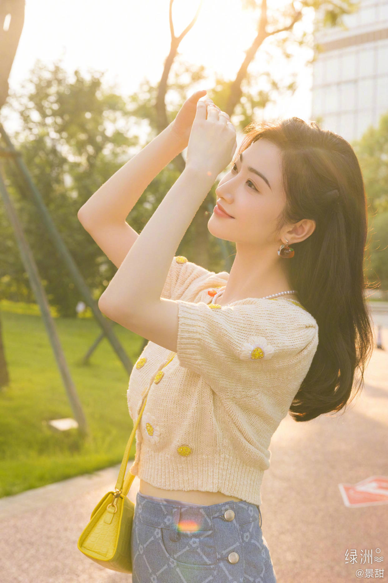 自拍|女明星拍照的两种状态,摆拍妆容精致还精修,自拍素颜且直男角度