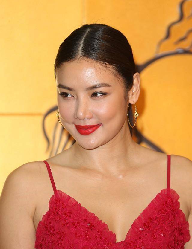 乐基儿|乐基儿虽然上身看着壮，但穿上女人装后，还挺有魅力，曲线真好