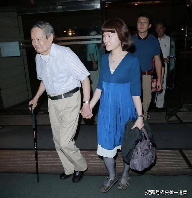 44岁翁帆显沧桑98岁杨振宁依旧精神16年婚姻引人深思