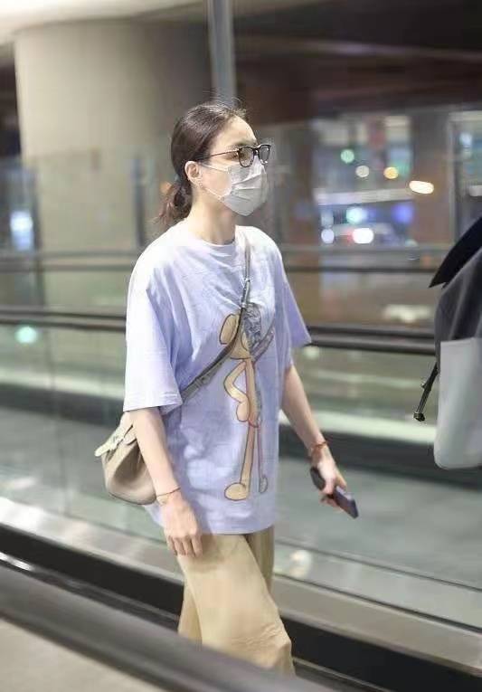 老公|吴敏霞孕后首露面，和老公同穿基础款走机场，打扮低调像邻家姐姐