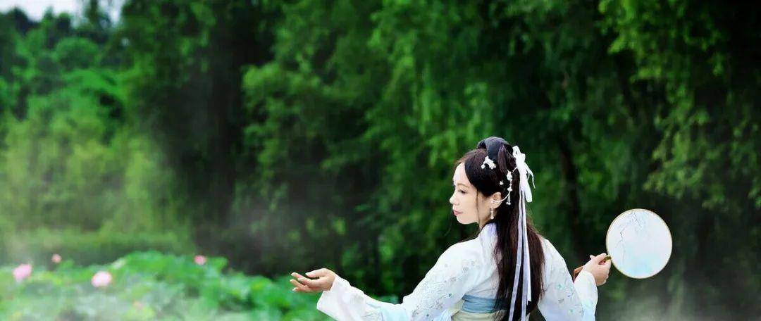 荷塘|模特在荷塘里拍人像,穿什么颜色的服装出镜好看?给你3个建议