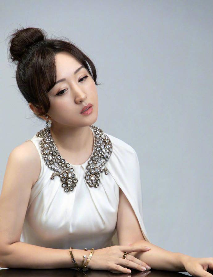身材|杨钰莹不安分，49岁扎丸子头强凹少女感，“胯宽”却让她显胖不少