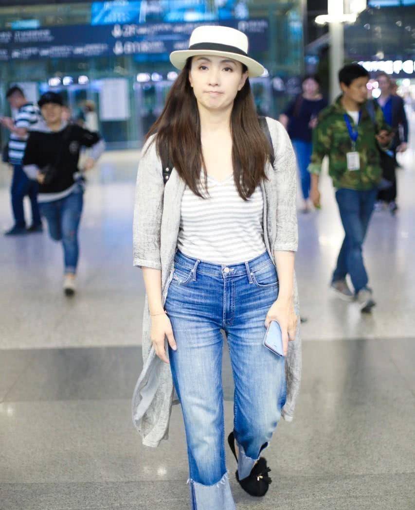 身材|在机场拍到陶虹，穿衬衫扎腰突出小肚子，身材是有赘肉但气质好！