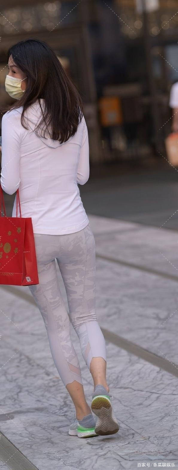 短裙|粉色T恤搭配灰色打底裤,时髦又显瘦,轻松穿出大长腿