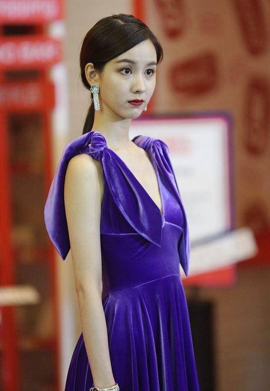 时尚|陈都灵的长相清纯,但故意“扮老”让人难理解,造型有点不上档次