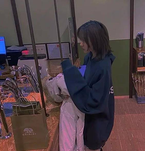 卫衣|汪峰带丈母娘聚餐,章子怡妈妈穿粉衣拎包真富态,大女儿侧颜惊艳