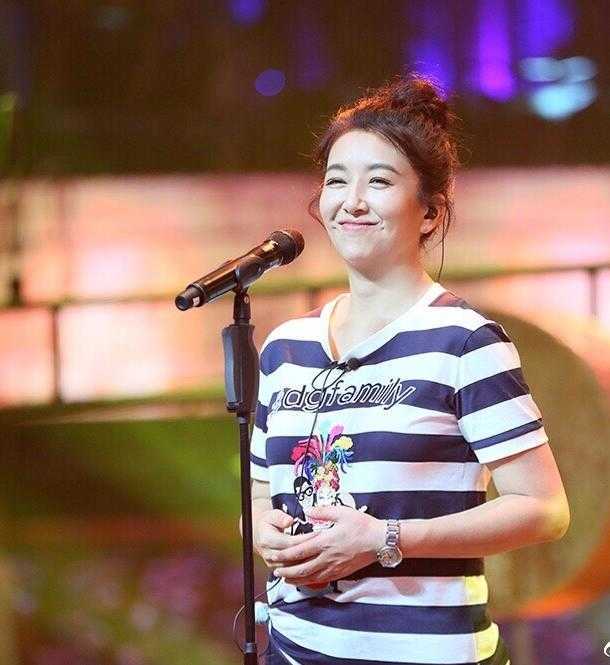 黑色|江珊瘦出了“瓜子脸”，穿条纹T恤配丸子头，年轻10岁不止