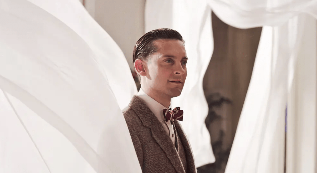 小丑女新片造型太美艳,披金色卷发秀大长腿,还和初代蜘蛛侠搭戏_托比