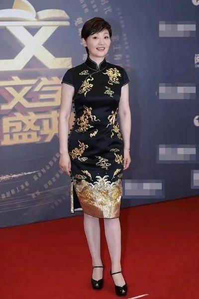 身材|徐帆难得高调秀身材，一袭抹胸连衣裙优雅温柔，女神范十足