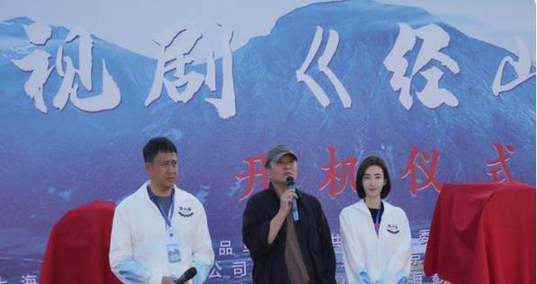 大腿|王丽坤穿衬衫扎马尾出镜，身材也太好了，大腿比普通人小腿还小