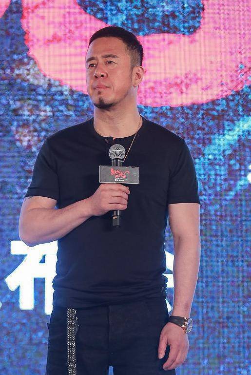 一身|杨坤这身材可不像中年人，骑摩托拍照太硬汉，一身黑看着太有型