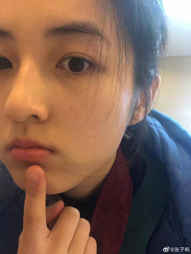 自拍|女明星拍照的两种状态,摆拍妆容精致还精修,自拍素颜且直男角度