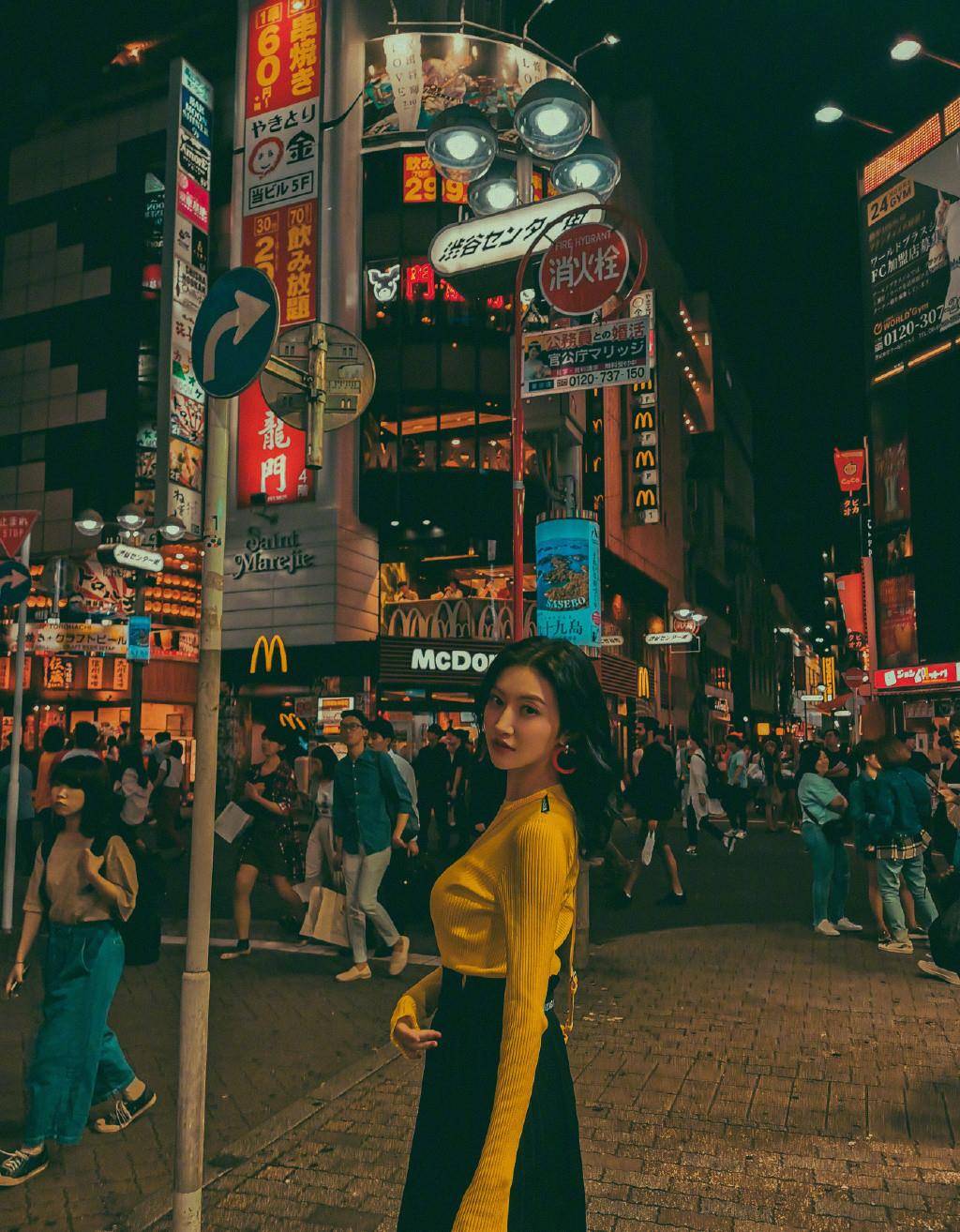 景甜|31岁景甜单身后变胖，罕见紧身衣显“沙漏型”身材，这打扮学不来