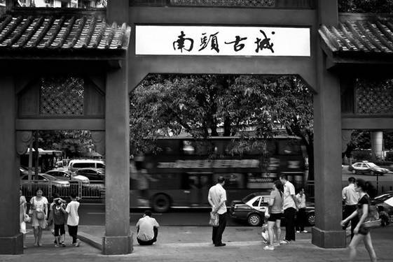 中国深圳一古城博物馆，门口的雕像让老道长怒斥：给老百姓看看
