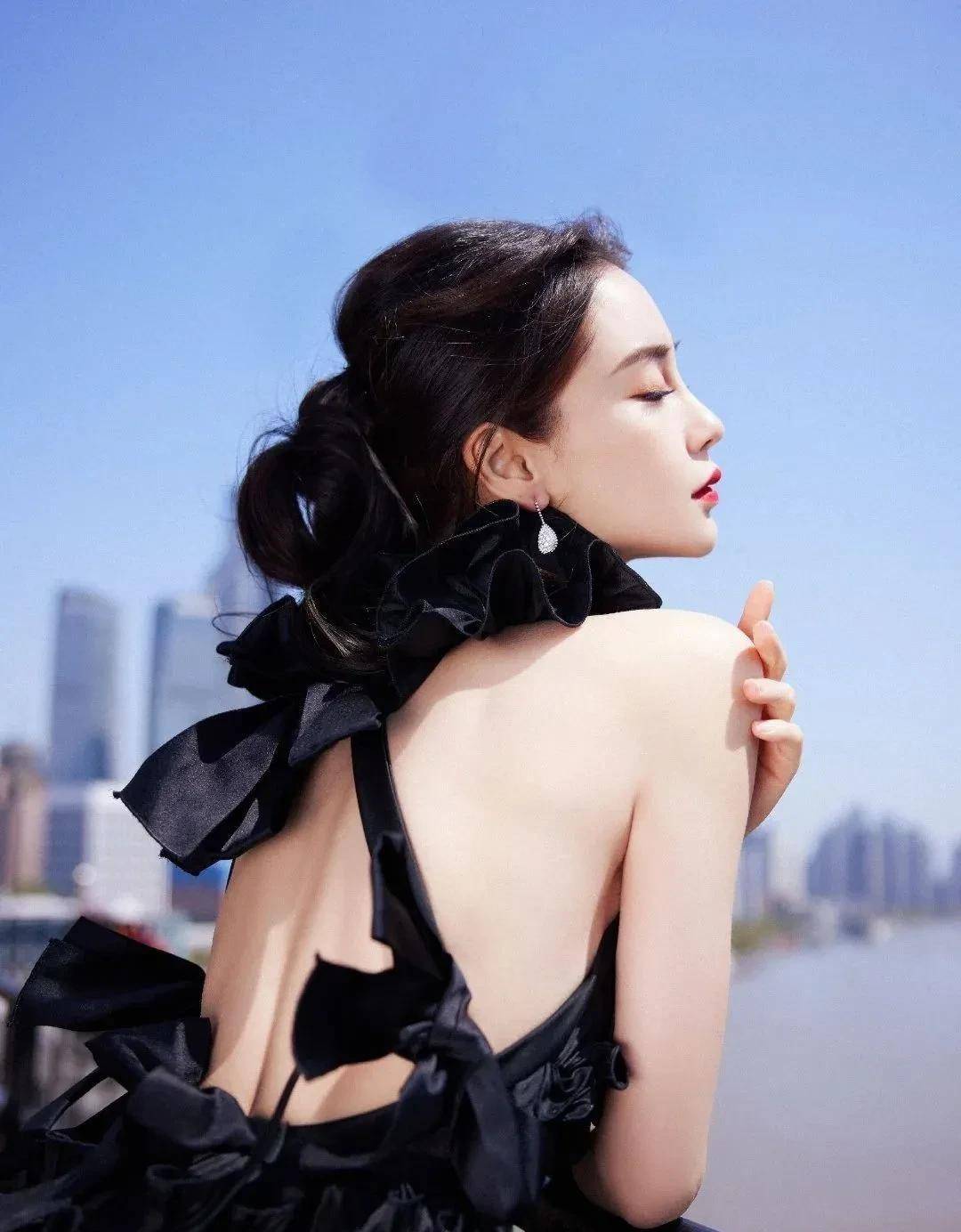 张雨绮|红毯斗艳，刘诗诗久违性感，倪妮40万豪表，不及张雨绮超低事业线