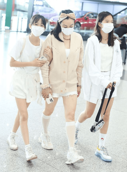 配饰|钟丽缇真会扮嫩，穿“女团袜”和俩女儿走机场，仨人同框更像姐妹！
