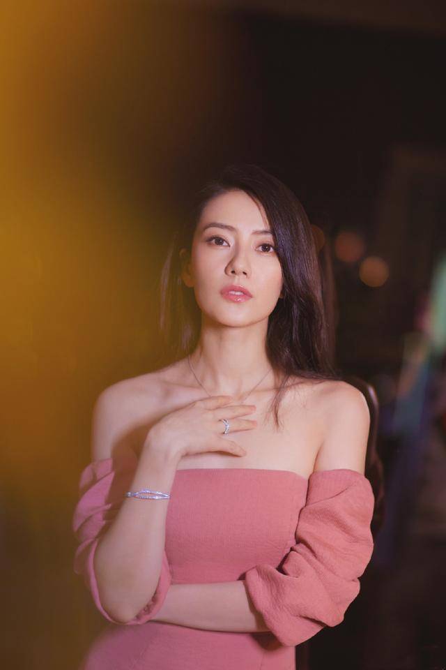 身材|高圆圆被嘲产后身材走形，穿绿色碎花裙温柔动人，秀锁骨打脸网友