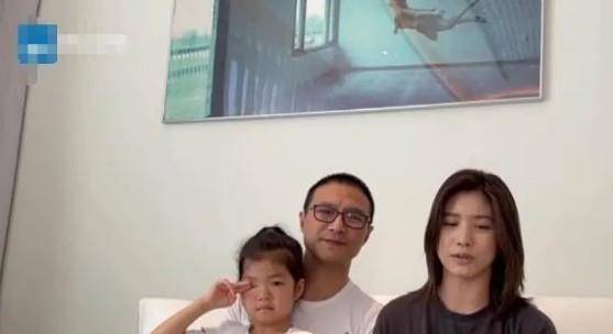 黑色|汪峰带女儿出镜!穿白T剃板寸真时髦,15岁长女颜值不输女明星