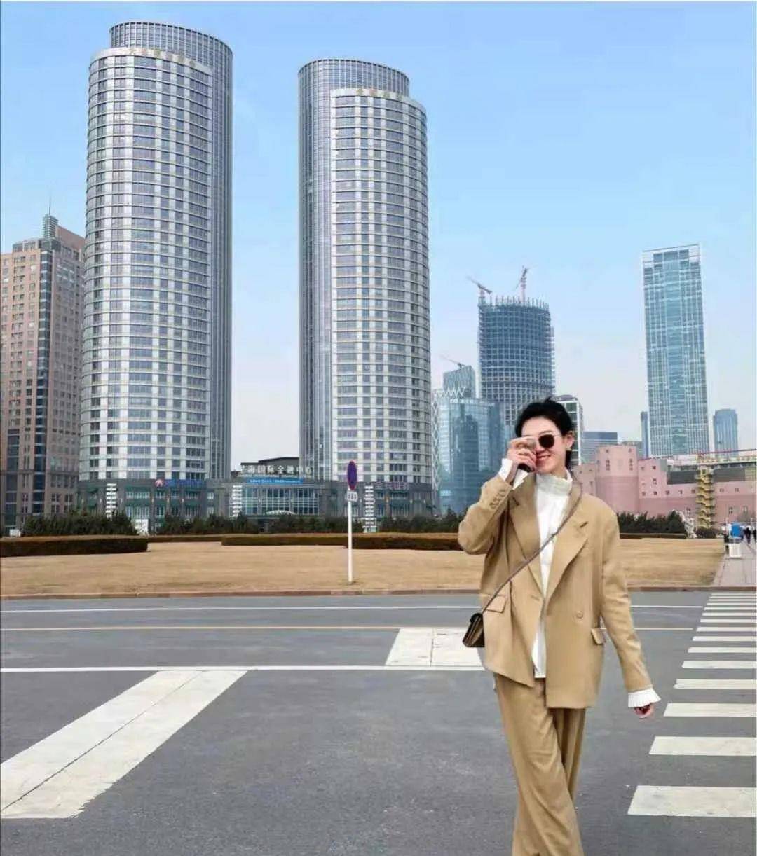 什么|卡其色裤子配什么上衣颜色好看