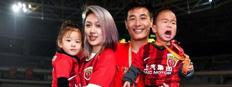 休闲风|武磊老婆穿白衬衫走机场,身材颜值都很出众,低调文静没明星架子