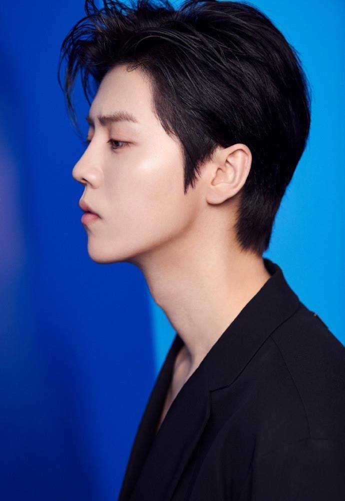 新造型|鹿晗新造型太“时尚”，罕见甜美西装秀事业线，真比关晓彤还撩人