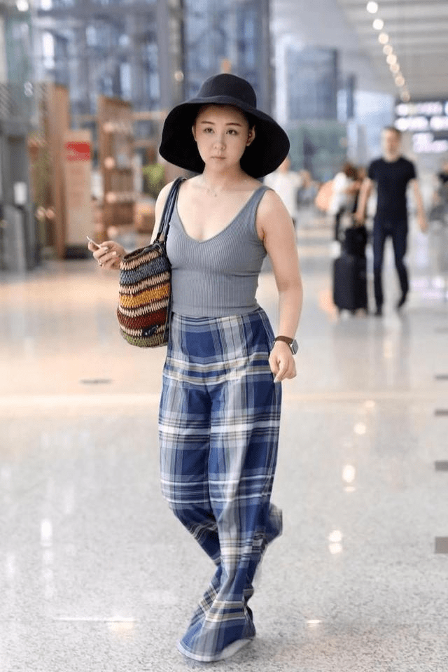 李小萌|35岁李小萌亮相机场，身材发福要穿阔腿裤遮肉，但童颜还是很耐看