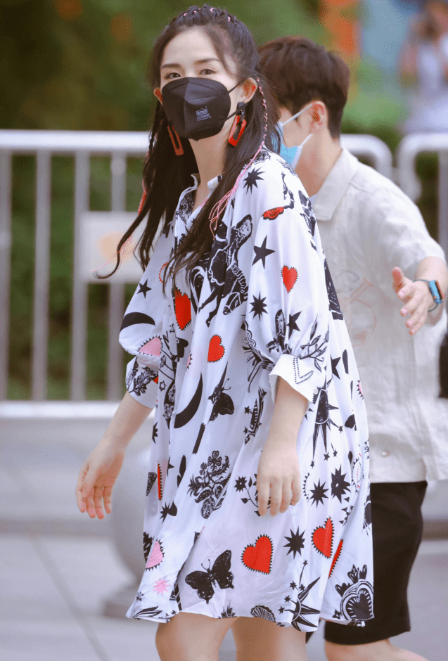 身材|谢娜复工后的穿搭真随性，衣着宽松却不显胖，花哨设计看着更个性