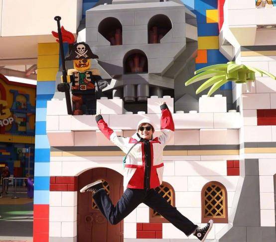 样式|孙俪携儿女一同出游,身着千元外套配平价鞋,配色惹眼很有年轻感