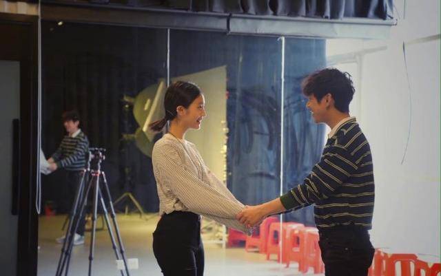 条纹|15岁黄多多颜值爆表！开衫配T恤更美过女明星，扎低马尾神似孙莉