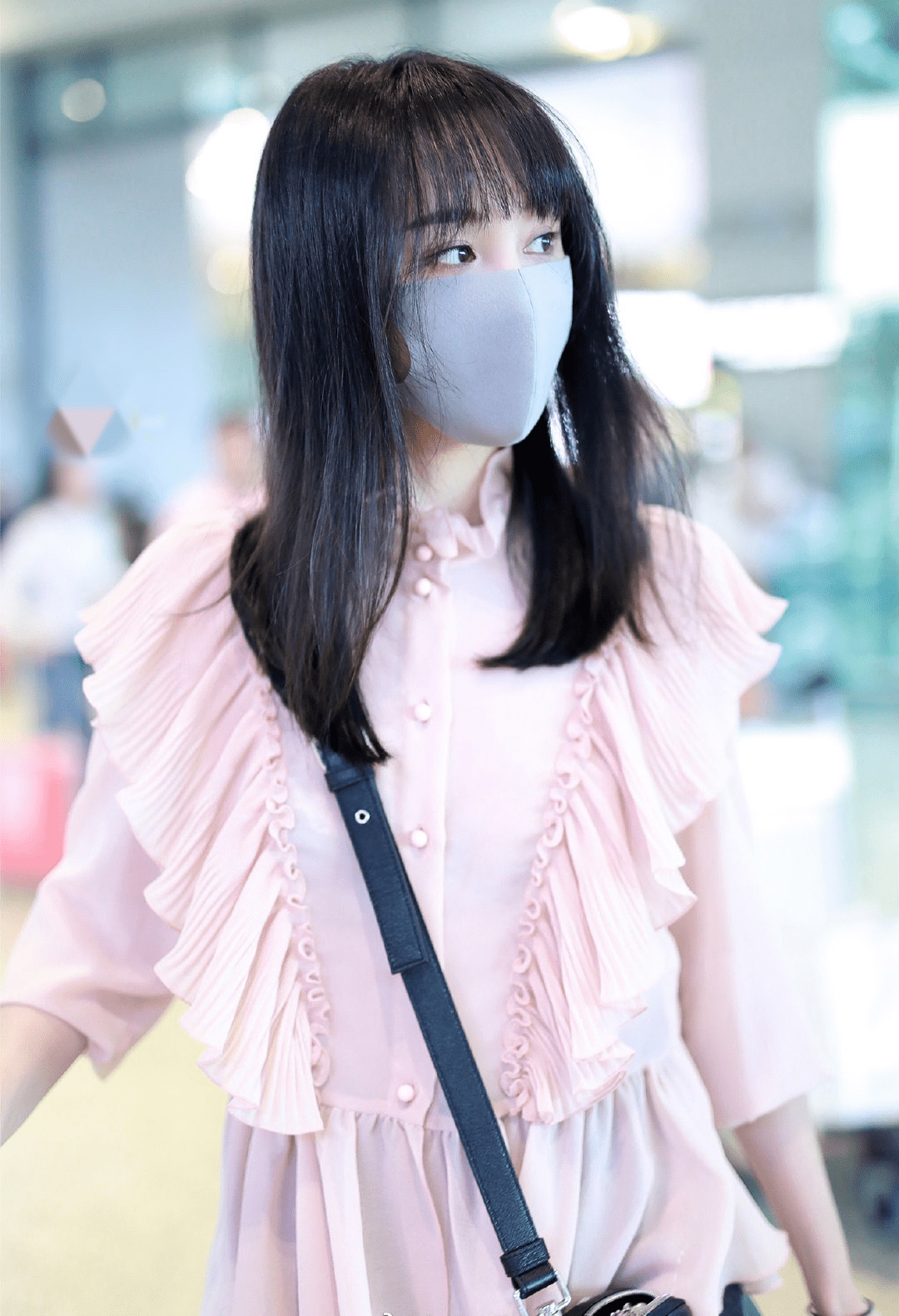 整体|郑爽恋爱后果然变了,粉衫短裤配长靴,原来她也有仙气感