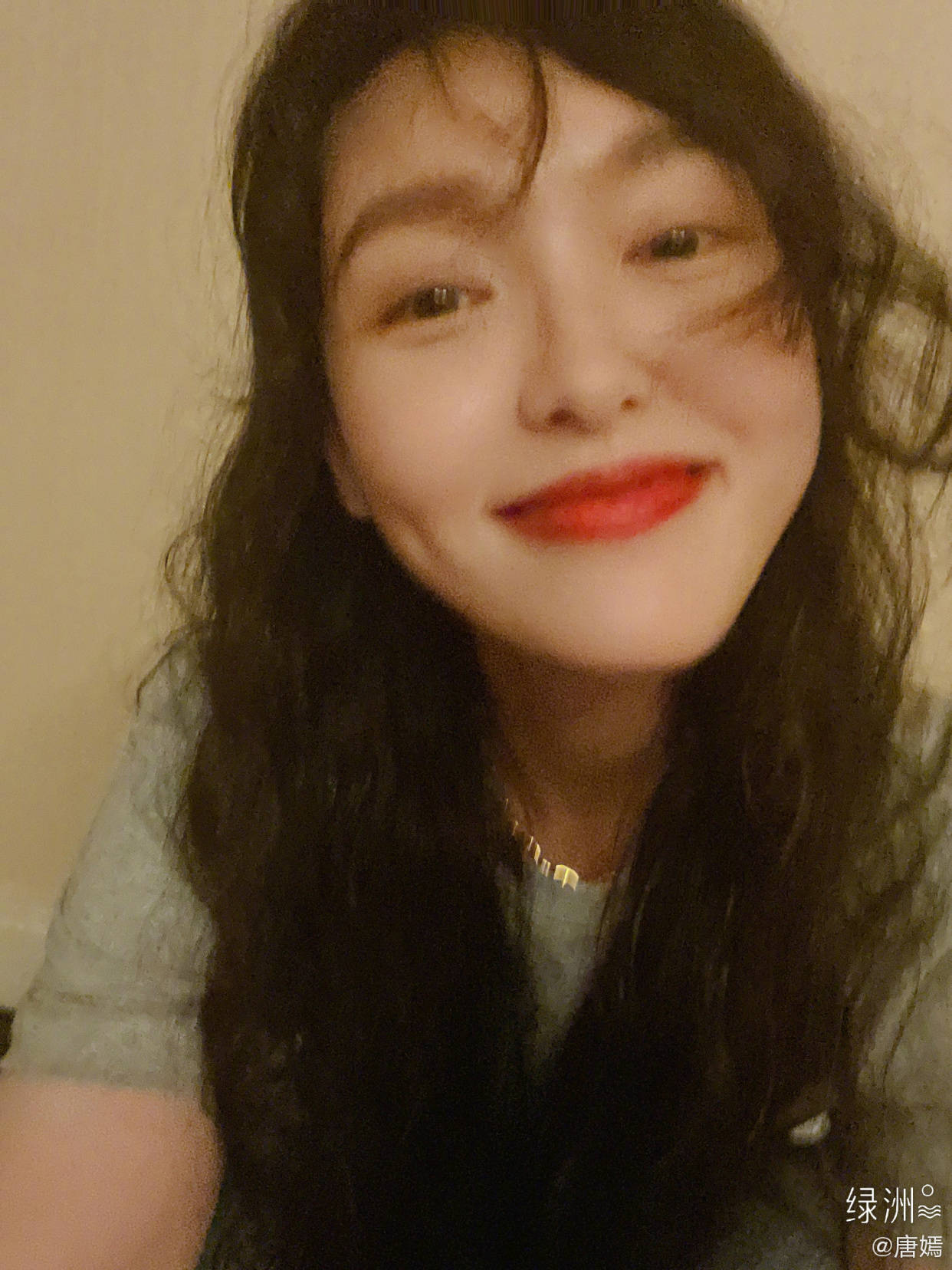 自拍|女明星拍照的两种状态,摆拍妆容精致还精修,自拍素颜且直男角度