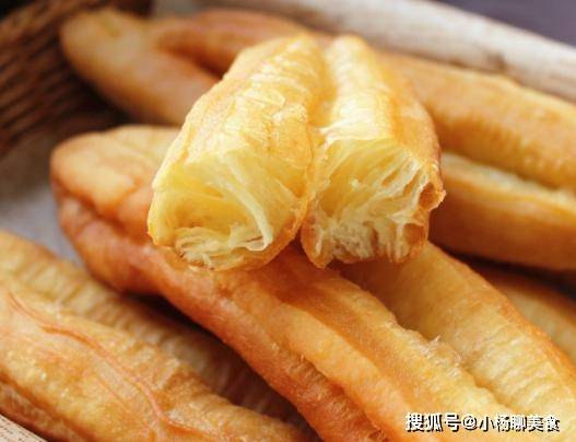 美食|我家炸油条都不用发面，焦香酥脆，放一天也不皮，比买来的好吃