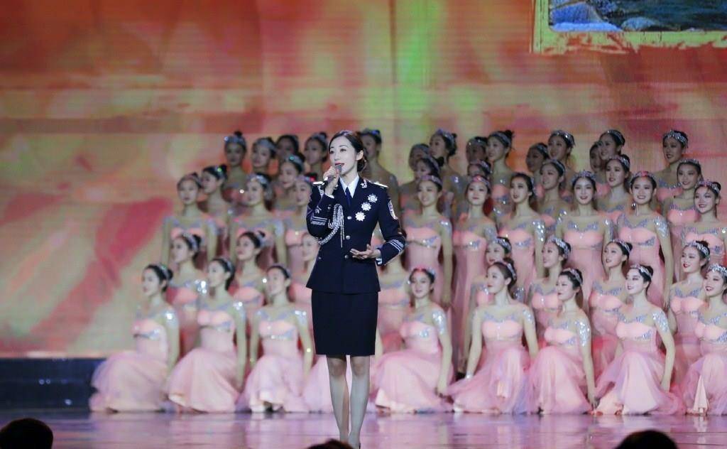 韩雪|37岁韩雪新造型媲美“女警”，罕见警礼服上节目，美得差点认不出