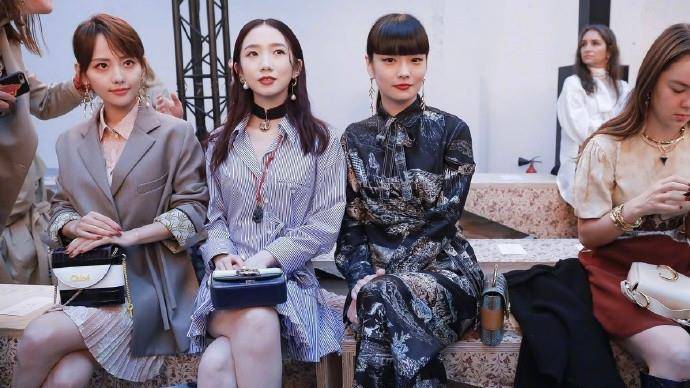 身材|32岁张嘉倪与21岁孟美岐同框炫富比少女感，一个穿2万，一个穿1万