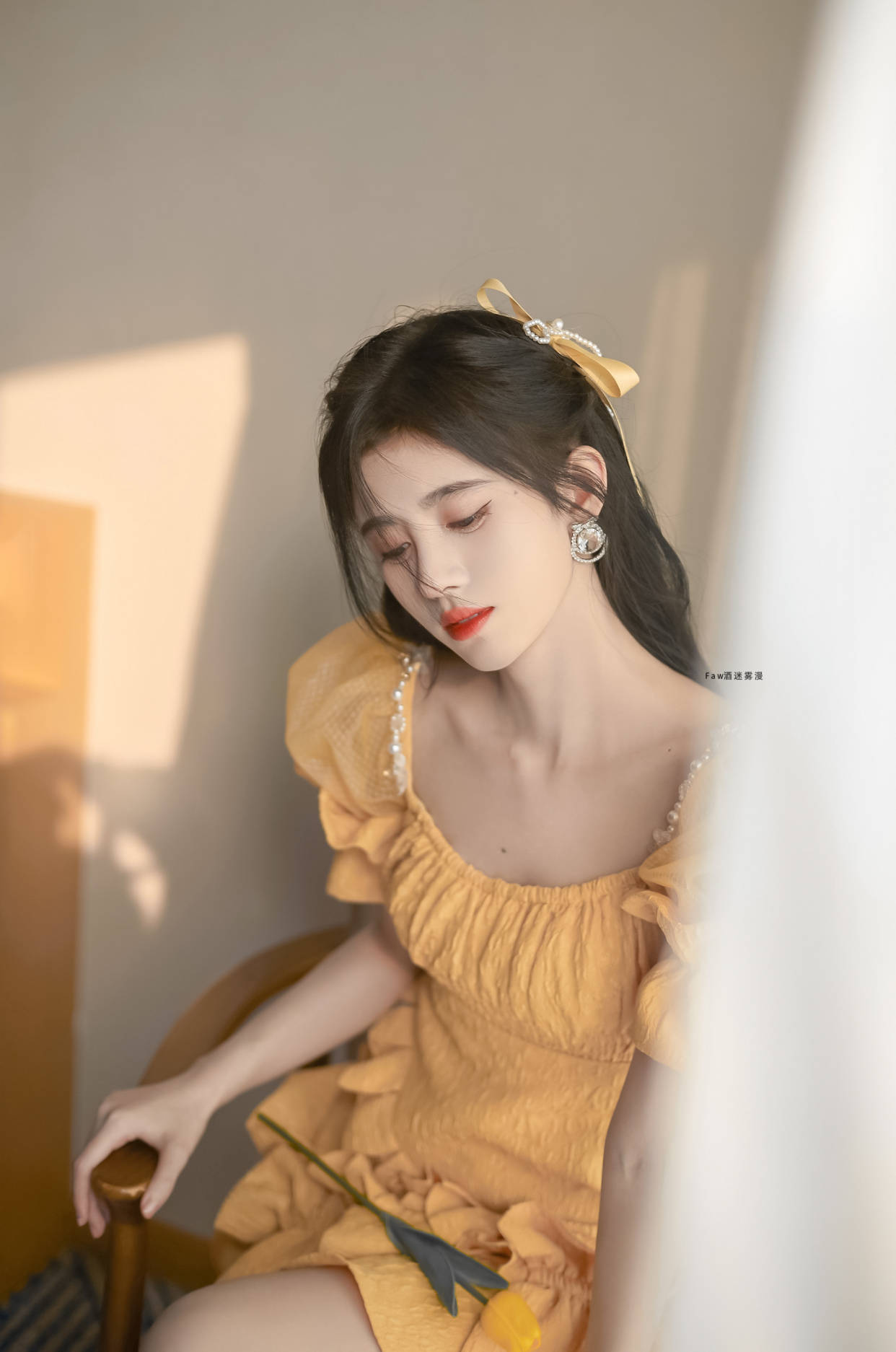 自拍|女明星拍照的两种状态,摆拍妆容精致还精修,自拍素颜且直男角度