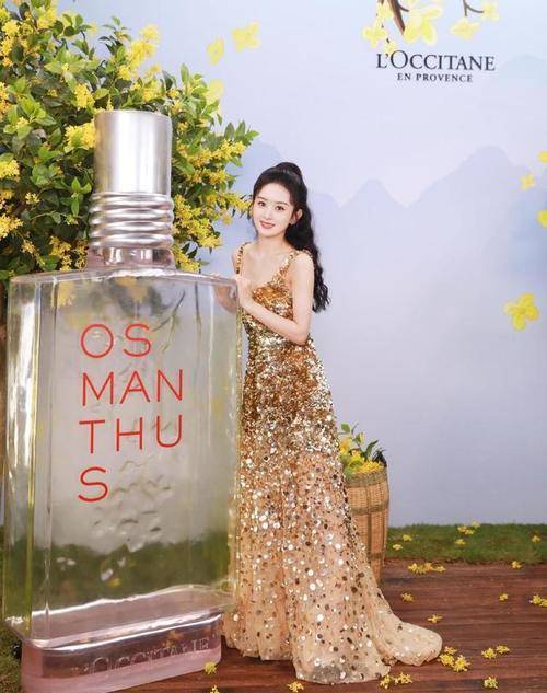 显得|赵丽颖真挺洋气的，露背花裙秀背肌，裙装紧绷却看不到赘肉