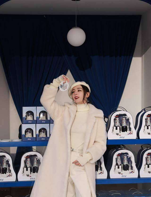 黑色|迪丽热巴靠颜值也能火，穿得又厚又白还不显胖，不愧是女明星身材