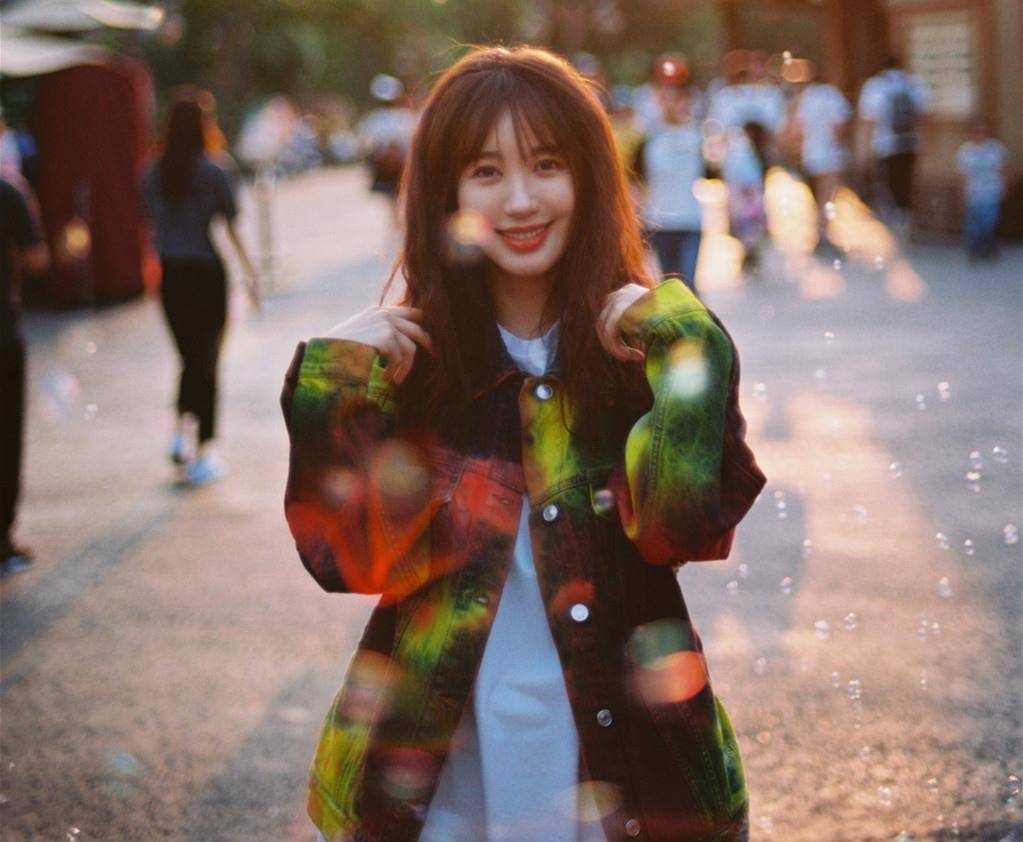 身材|32岁李菲儿终于穿吊带裙，配短靴好靓丽，这身材娱乐圈都罕见