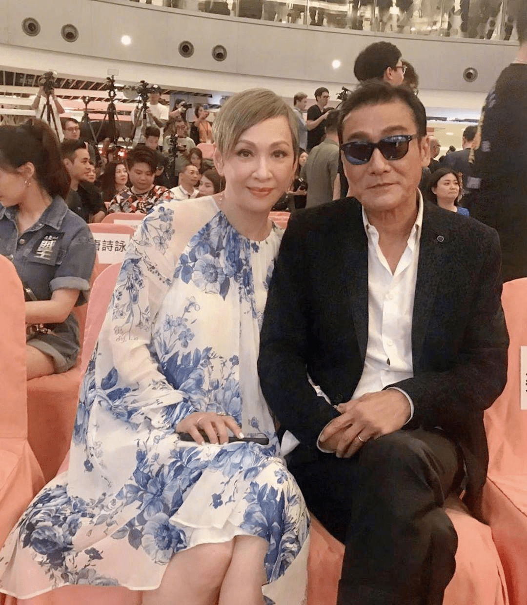条纹|周润发前妻余安安状态超好，穿条纹衫搭配半身裙高级洋气，真漂亮