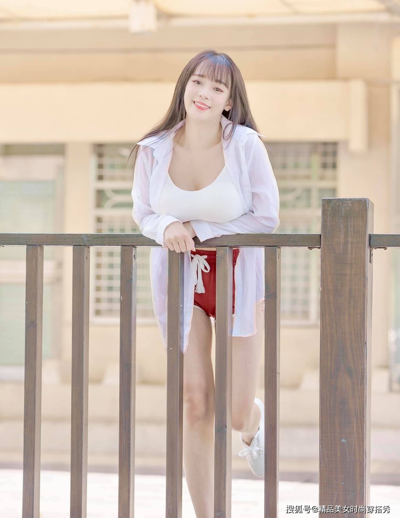 装备|小姐姐身穿一件运动的上衣搭配红色的短裤，满满的运动休闲风