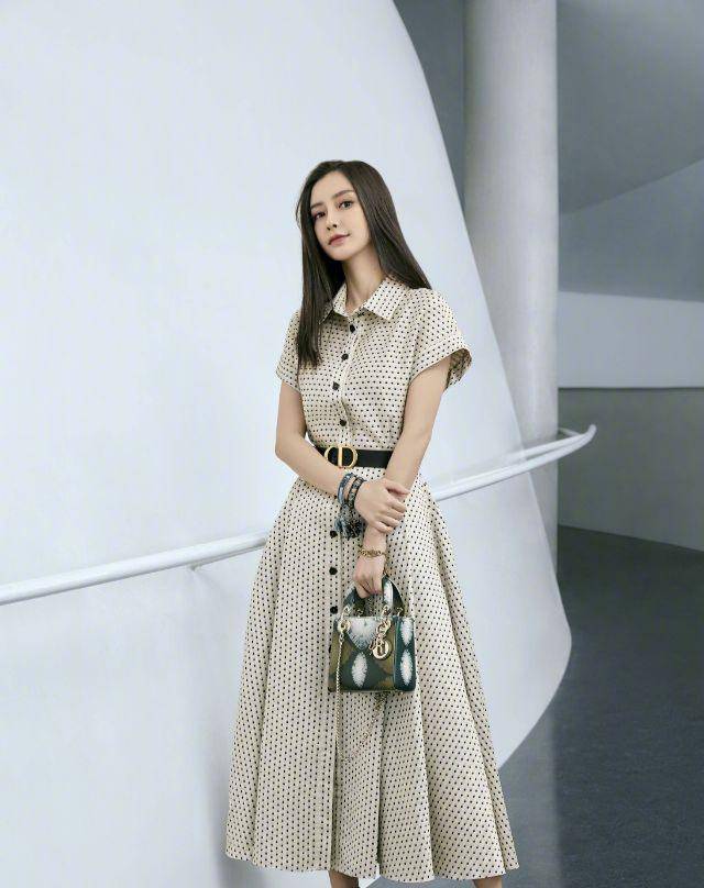 设计|杨颖绝美礼服造型，穿网纹镂空鱼尾裙高贵又妩媚，尽显女神高颜值