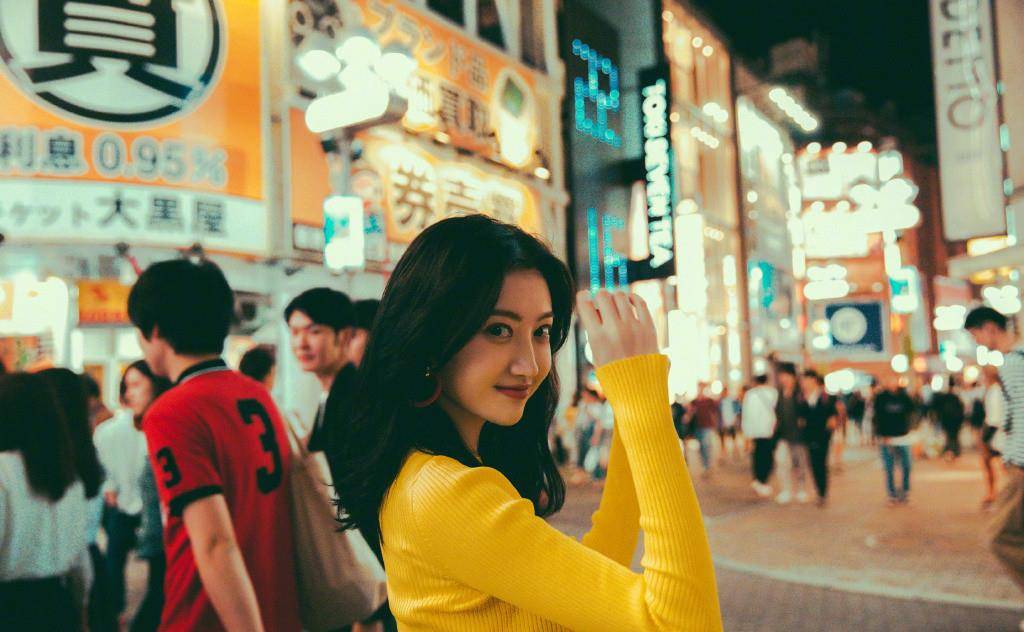 景甜|31岁景甜单身后变胖，罕见紧身衣显“沙漏型”身材，这打扮学不来