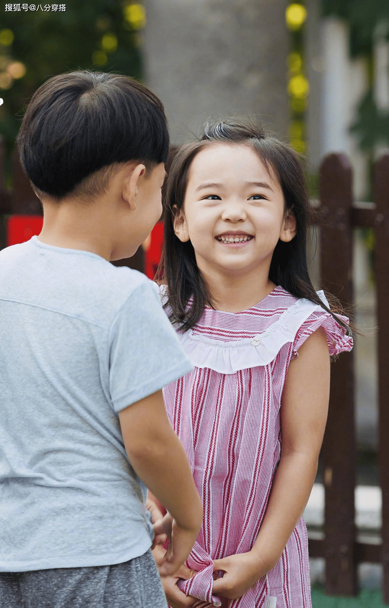 套装|小酒窝继承了董璇的高颜值，穿红色娃娃领套装俏皮可爱，甜美温柔