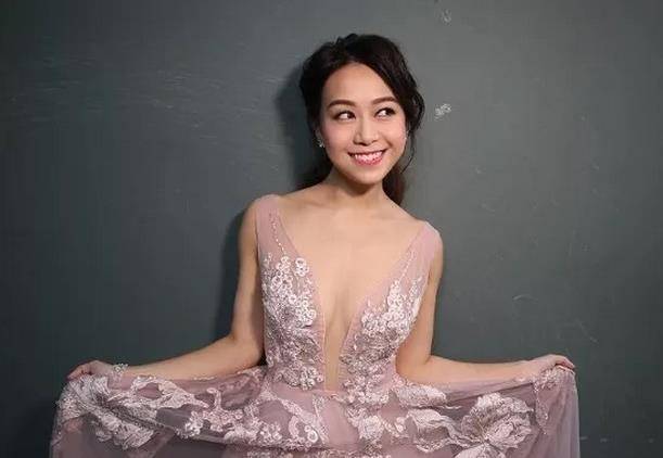 刺绣|黄心颖为赚钱真拼，礼裙直接开到肚脐尽显妩媚，一身粉色装的很年轻