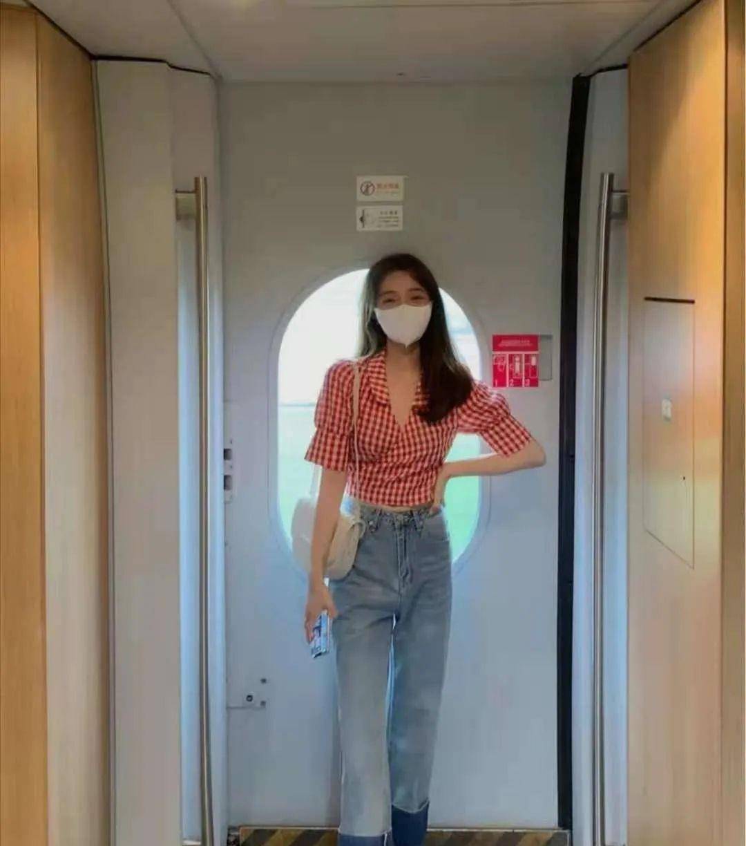 身材|牛仔裤搭配什么样的短袖好看