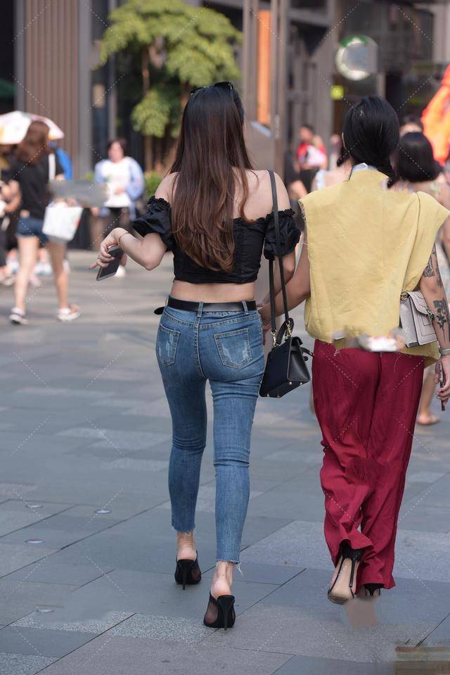 浅绿色|街拍：小姐姐开发式年轻的美，经典牛仔裤配黑色上衣，知性而美丽