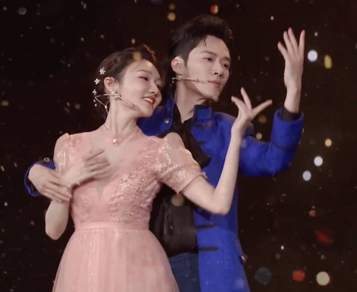 原创小董卿龙洋近照显胖被张韬搂怀中亲密对视惹粉丝吃醋忙澄清