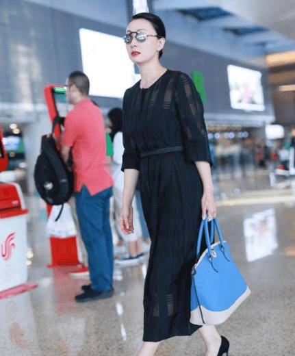 陶虹|陶虹中年不输气质，花衬衫配百褶裙优雅十足，只是难掩小肚子曲线