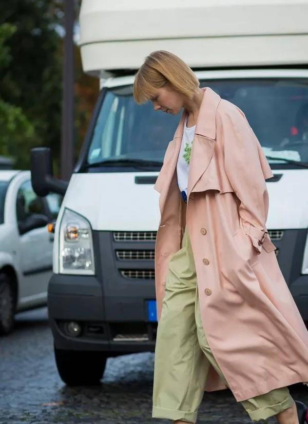 卫衣|汪峰带丈母娘聚餐,章子怡妈妈穿粉衣拎包真富态,大女儿侧颜惊艳