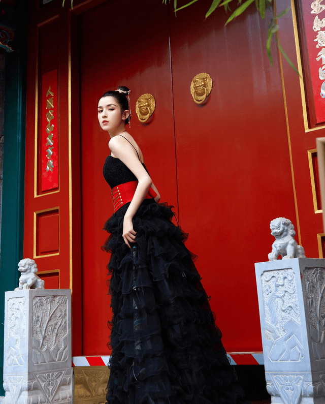 女孩子|哈尼克孜才是新疆女神,穿黑色连衣裙温婉大气,基础款穿出高级感